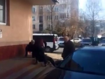 У місті  Волині  невідомі серед білого дня відгамселили чоловіка. ВІДЕО