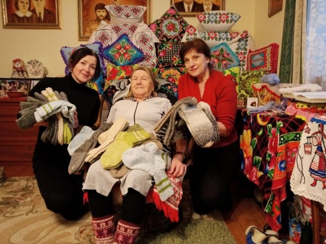 92-річна жителька села під Луцьком в'яже шкарпетки для українських воїнів 