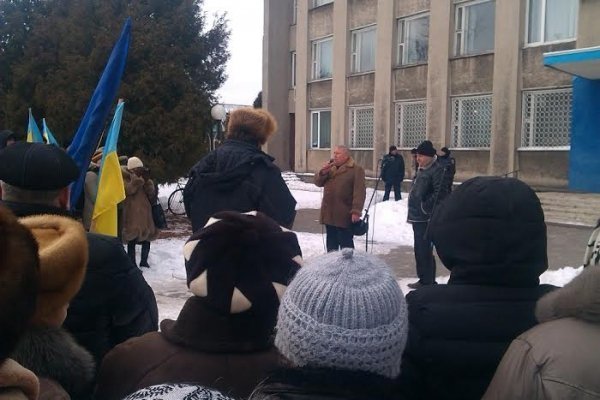 У Любешові євроймаданівці вимагали відставки голови РДА. ФОТО