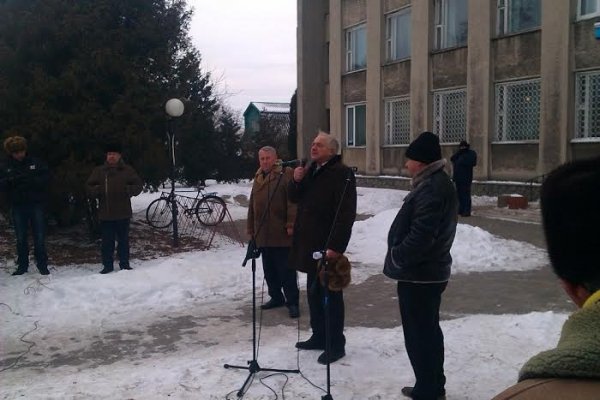 У Любешові євроймаданівці вимагали відставки голови РДА. ФОТО