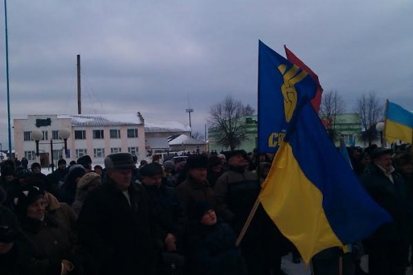 У Любешові євроймаданівці вимагали відставки голови РДА. ФОТО