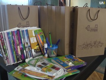 У Луцьку дітям атовців подарували шкільне приладдя. ВІДЕО