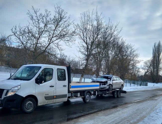 Аварія біля Луцька: люди з легковика дивом вижили під час зіткнення з трактором