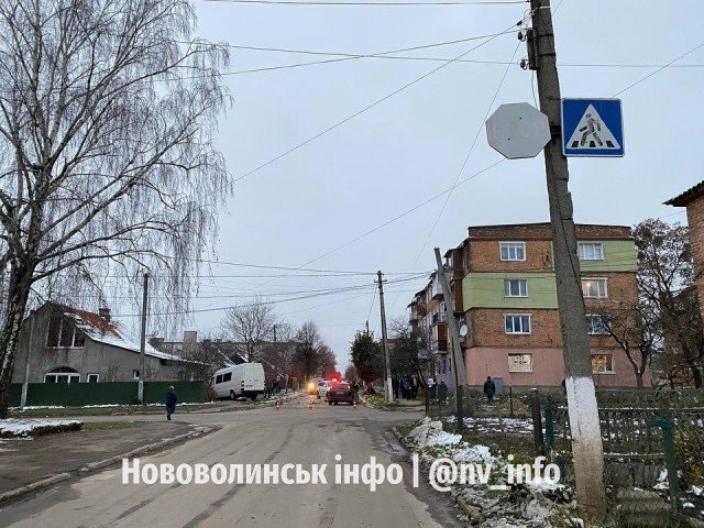 На Волині мікроавтобус зіткнувся з легковиком: одного водія госпіталізували. ФОТО