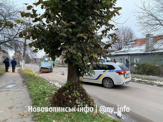 На Волині мікроавтобус зіткнувся з легковиком: одного водія госпіталізували. ФОТО
