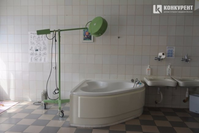 Напівкругла ванна призначена для того, що жінка могла полегшити природній біль під час переймів. А коли починаються пологи, жінці допомагають вибратися з води для народження малюка