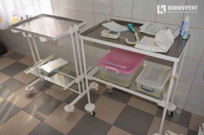 Також є столик з акушерськими інструментами на випадок потреби