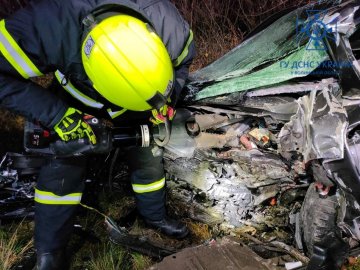 Смертельна аварія на Волині: рятувальники діставали тіло загиблого водія