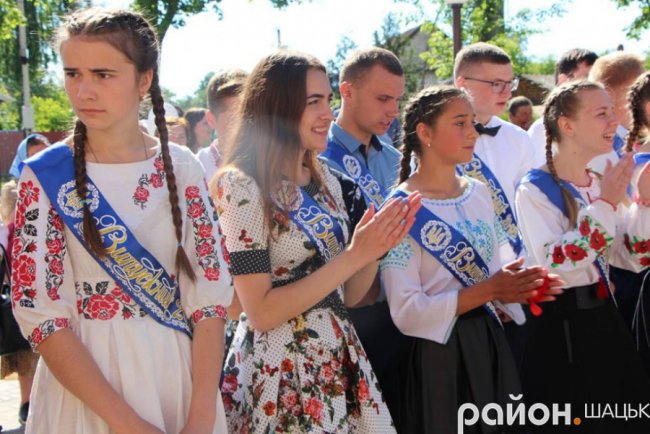 Волинські випускники зворушливо подякували вчительці