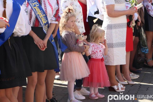 Волинські випускники зворушливо подякували вчительці