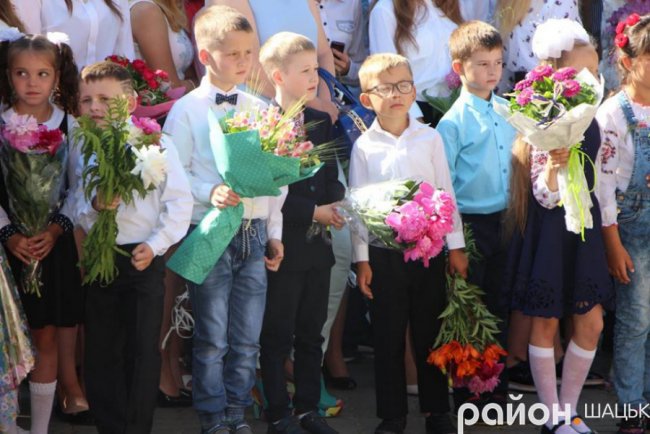 Волинські випускники зворушливо подякували вчительці