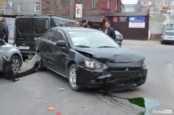 Аварія у центрі Луцька: не розминулися «Мercedes» і «Mitsubishi». ФОТО