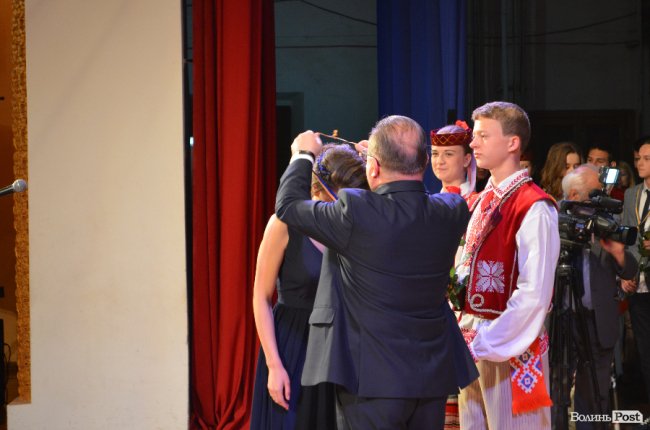 «Ви переможці»: у Луцьку нагородили випускників-медалістів. ФОТО