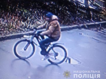 Зафіксували камери відеоспостереження: у Луцьку знайшли крадіїв велосипедів. ФОТО