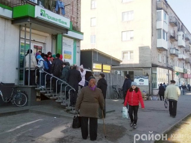 Карантин у Ковелі:  черги до банкоматів і стихійний ринок у центрі міста. ФОТО