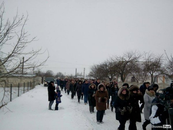 У селі під Луцьком загиблого Героя зустріли на колінах