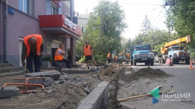 У центрі Луцька ремонтують вулицю і зрізають дерева. ФОТО