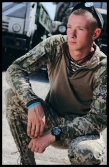 Олександр Вознюк. Молодший сержант, командир САУ гаубичного самохідно-артилерійського дивізіону 36-ї окремої бригади морської піхоти. 2 березня біля смт Сартана під Маріуполем 25-річний Вознюк, евакуювавши з-під обстрілів товаришів, підірвався на фугасі. 