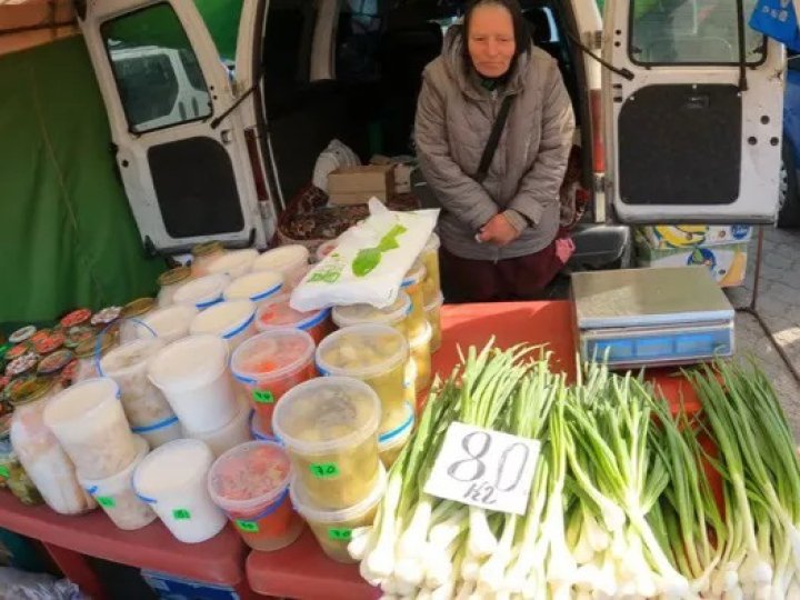 Дешевше, ніж у маркетах: за чим домашнім стоять у чергах на фермерському ринку біля «Торби» у Луцьку
