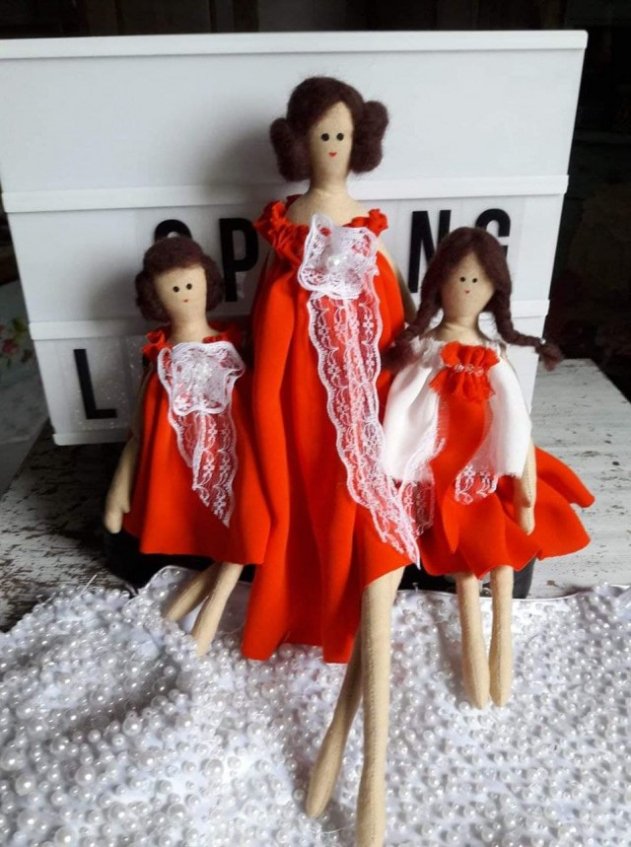 Лучанка шиє незвичні ляльки, які «живуть» у різних куточках світу. ФОТО