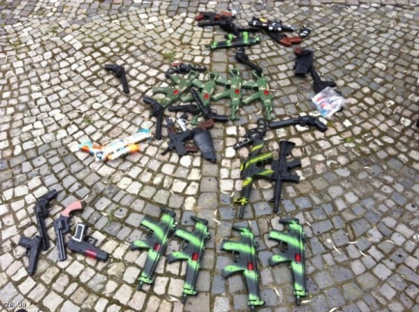 «Правий сектор» Закарпаття здав «зброю». ФОТО