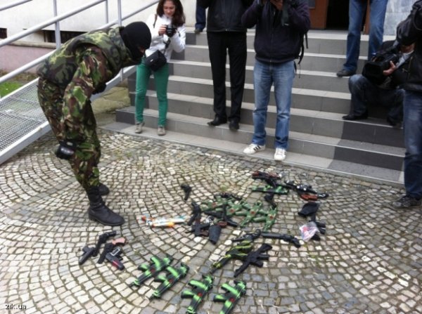 «Правий сектор» Закарпаття здав «зброю». ФОТО