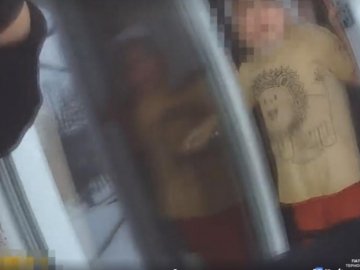 Поліцейські врятували дитину, яка ледве не випала з вікна. ВІДЕО