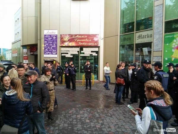 В Луцьку блокують концерт Лободи. ФОТО