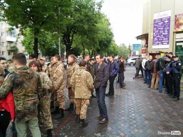 В Луцьку блокують концерт Лободи. ФОТО