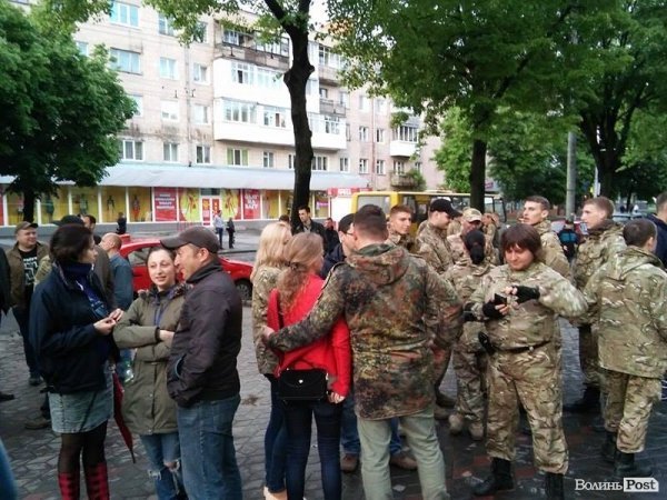 В Луцьку блокують концерт Лободи. ФОТО