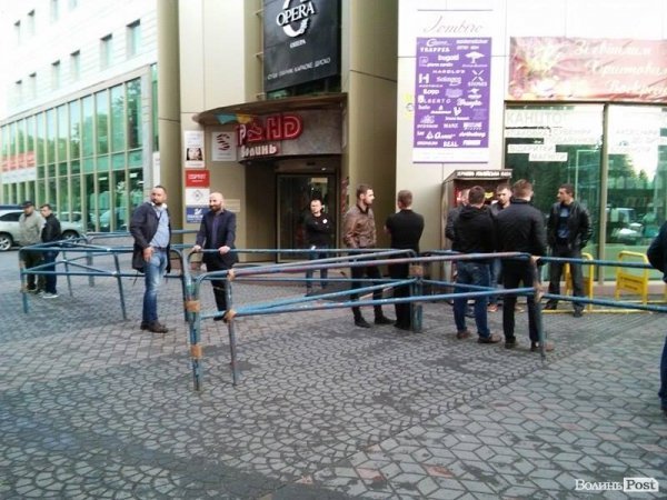 В Луцьку блокують концерт Лободи. ФОТО