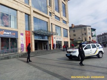 Чому з луцького ЦУМу евакуювали людей і обгородили територію