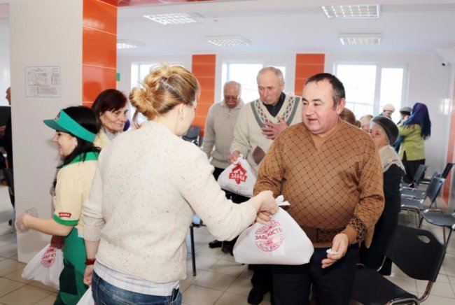 Смак щасливих моментів: луцьким ветеранам показали, як виготовляють ковбасу