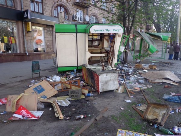 У Запоріжжі Toyota знесла кіоск і зупинку. ФОТО