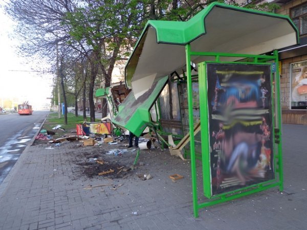 У Запоріжжі Toyota знесла кіоск і зупинку. ФОТО