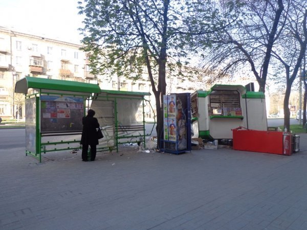 У Запоріжжі Toyota знесла кіоск і зупинку. ФОТО