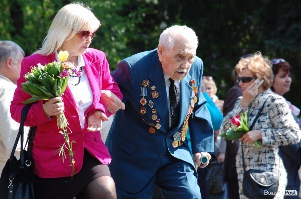 9 травня у Луцьку: квіти, сльози та молитви. ФОТО