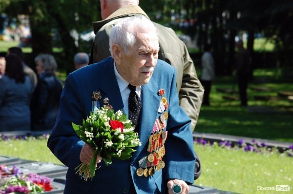 9 травня у Луцьку: квіти, сльози та молитви. ФОТО