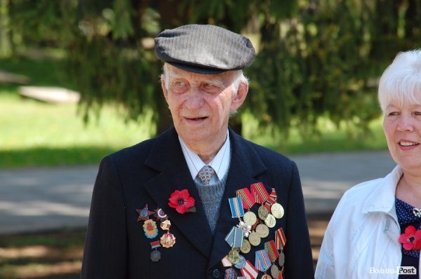 9 травня у Луцьку: квіти, сльози та молитви. ФОТО