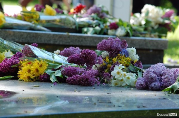 9 травня у Луцьку: квіти, сльози та молитви. ФОТО