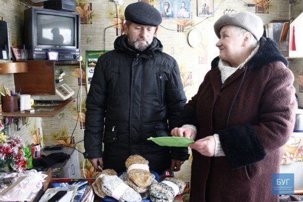 Бабуся з Волині в’яже шкарпетки для бійців