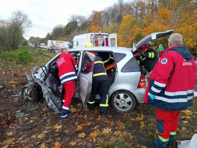 На Волині зіткнулись два легковики: постраждалих з автомобілів діставали очевидці аварії та рятувальники