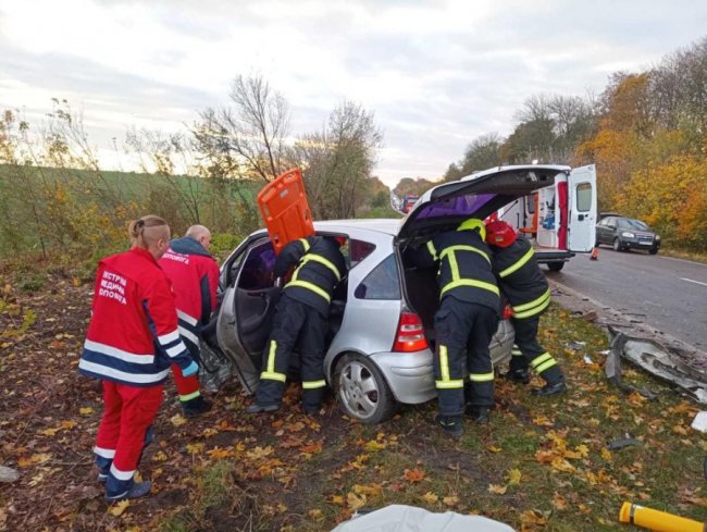 На Волині зіткнулись два легковики: постраждалих з автомобілів діставали очевидці аварії та рятувальники