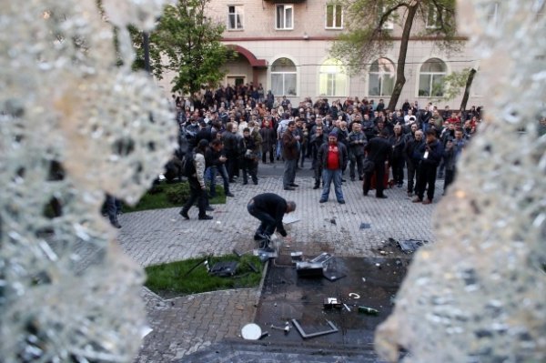 У день трауру сепаратисти грабували Донецьк. ФОТО