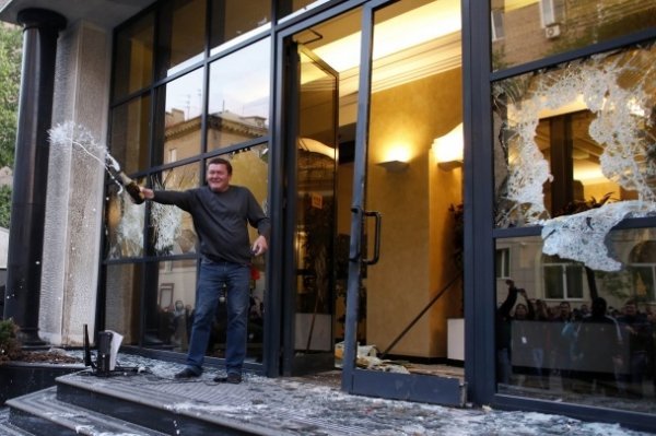 У день трауру сепаратисти грабували Донецьк. ФОТО