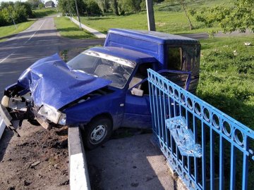 Поблизу Луцька автомобіль протаранив міст. ФОТО