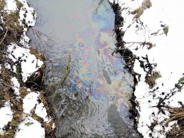 У луцьку річку зливають нафтопродукти, – соцмережі. ФОТО