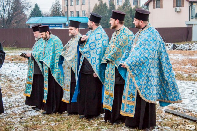 У Луцьку освятили хрест під будівництво дитячої церкви. ФОТО