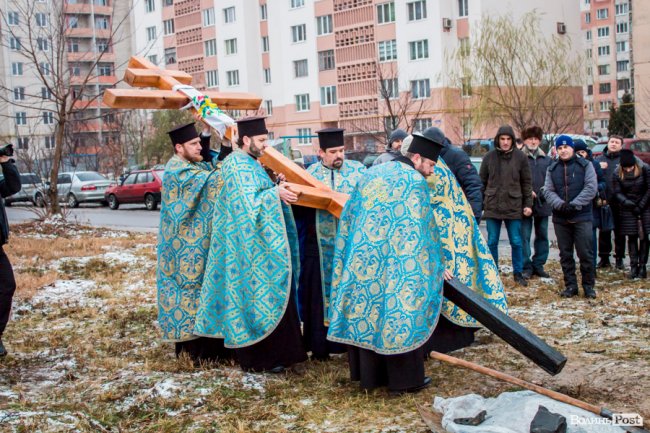 У Луцьку освятили хрест під будівництво дитячої церкви. ФОТО