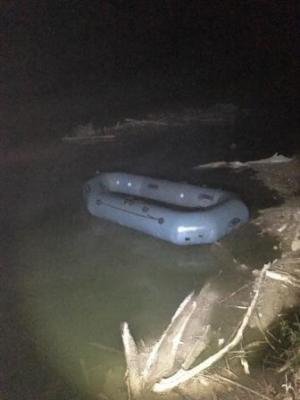 На Волині контрабандисти під час втечі кинули човен і цигарки